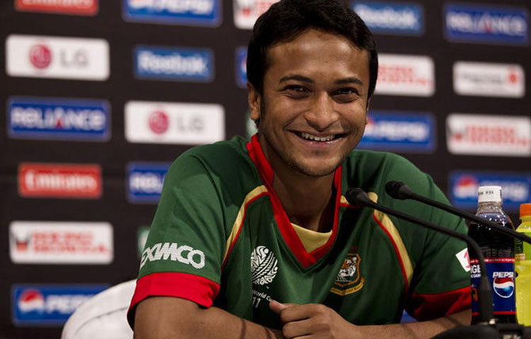 ২০০৬ সালের আগস্ট মাসে জিম্বাবুয়ের বিপক্ষে একদিনের আন্তর্জাতিক ম্যাচে সাকিব আল হাসানের অভিষেক ঘটে।&nbsp; সাকিব প্রথম বাংলাদেশি ক্রিকেটার হিসেবে একদিনের ক্রিকেটে ৪,০০০ করার গৌরব অর্জন করেন। এরই মধ্যে ফেসবুকে তার ভক্তসংখ্যা ৪০ লাখ পেরিয়ে&nbsp; গেছে ।