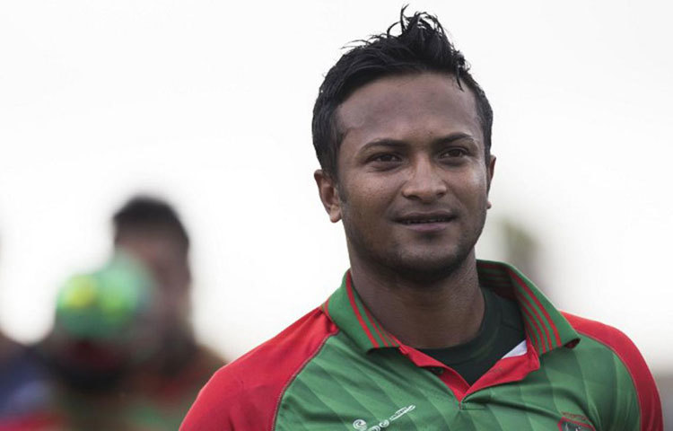 ২০০৬ সালের আগস্ট মাসে জিম্বাবুয়ের বিপক্ষে একদিনের আন্তর্জাতিক ম্যাচে সাকিব আল হাসানের অভিষেক ঘটে।&nbsp; সাকিব প্রথম বাংলাদেশি ক্রিকেটার হিসেবে একদিনের ক্রিকেটে ৪,০০০ করার গৌরব অর্জন করেন। এরই মধ্যে ফেসবুকে তার ভক্তসংখ্যা ৪০ লাখ পেরিয়ে&nbsp; গেছে ।