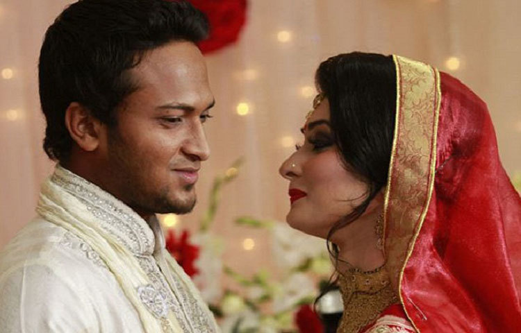 ২০০৬ সালের আগস্ট মাসে জিম্বাবুয়ের বিপক্ষে একদিনের আন্তর্জাতিক ম্যাচে সাকিব আল হাসানের অভিষেক ঘটে।&nbsp; সাকিব প্রথম বাংলাদেশি ক্রিকেটার হিসেবে একদিনের ক্রিকেটে ৪,০০০ করার গৌরব অর্জন করেন। এরই মধ্যে ফেসবুকে তার ভক্তসংখ্যা ৪০ লাখ পেরিয়ে&nbsp; গেছে ।