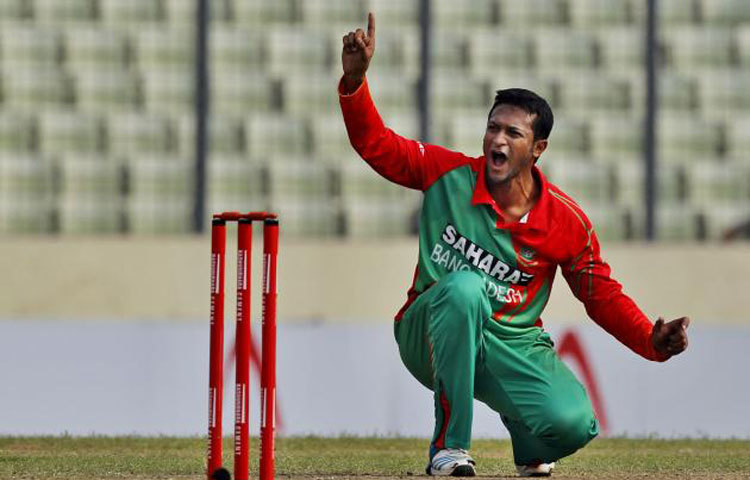 ২০০৬ সালের আগস্ট মাসে জিম্বাবুয়ের বিপক্ষে একদিনের আন্তর্জাতিক ম্যাচে সাকিব আল হাসানের অভিষেক ঘটে।&nbsp; সাকিব প্রথম বাংলাদেশি ক্রিকেটার হিসেবে একদিনের ক্রিকেটে ৪,০০০ করার গৌরব অর্জন করেন। এরই মধ্যে ফেসবুকে তার ভক্তসংখ্যা ৪০ লাখ পেরিয়ে&nbsp; গেছে ।