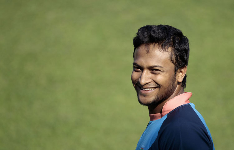 ২০০৬ সালের আগস্ট মাসে জিম্বাবুয়ের বিপক্ষে একদিনের আন্তর্জাতিক ম্যাচে সাকিব আল হাসানের অভিষেক ঘটে।&nbsp; সাকিব প্রথম বাংলাদেশি ক্রিকেটার হিসেবে একদিনের ক্রিকেটে ৪,০০০ করার গৌরব অর্জন করেন। এরই মধ্যে ফেসবুকে তার ভক্তসংখ্যা ৪০ লাখ পেরিয়ে&nbsp; গেছে ।