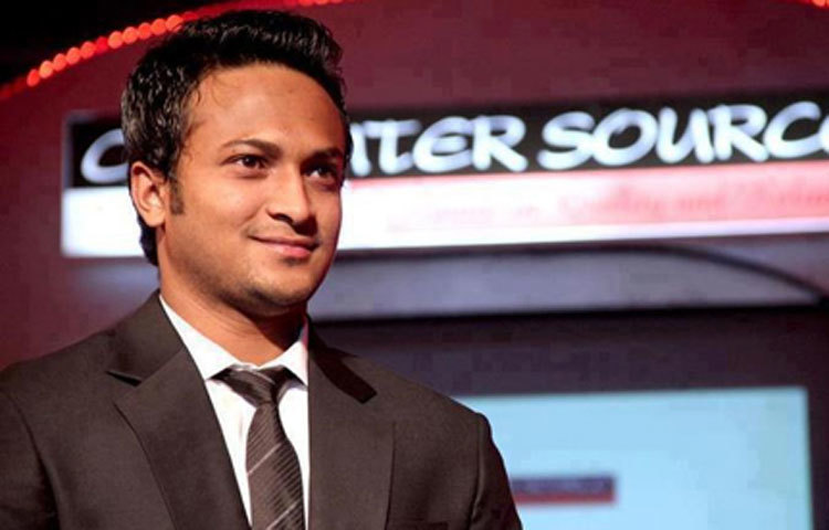 ২০০৬ সালের আগস্ট মাসে জিম্বাবুয়ের বিপক্ষে একদিনের আন্তর্জাতিক ম্যাচে সাকিব আল হাসানের অভিষেক ঘটে।&nbsp; সাকিব প্রথম বাংলাদেশি ক্রিকেটার হিসেবে একদিনের ক্রিকেটে ৪,০০০ করার গৌরব অর্জন করেন। এরই মধ্যে ফেসবুকে তার ভক্তসংখ্যা ৪০ লাখ পেরিয়ে&nbsp; গেছে ।