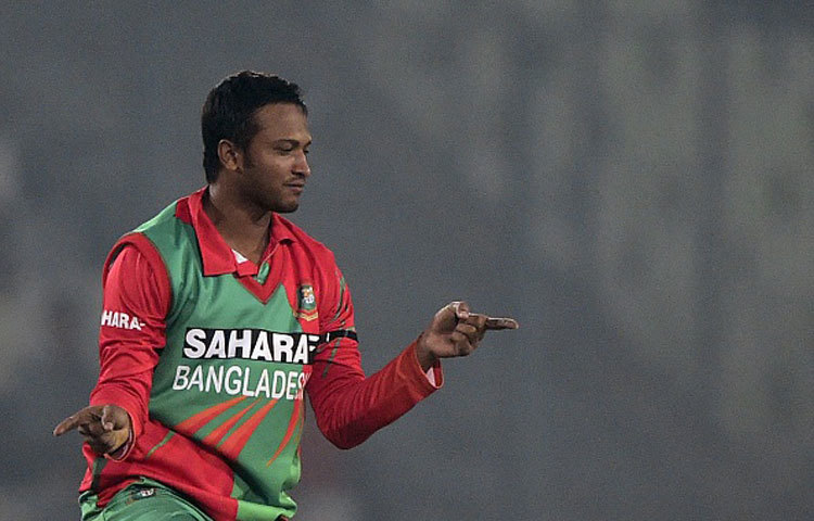 ২০০৬ সালের আগস্ট মাসে জিম্বাবুয়ের বিপক্ষে একদিনের আন্তর্জাতিক ম্যাচে সাকিব আল হাসানের অভিষেক ঘটে।&nbsp; সাকিব প্রথম বাংলাদেশি ক্রিকেটার হিসেবে একদিনের ক্রিকেটে ৪,০০০ করার গৌরব অর্জন করেন। এরই মধ্যে ফেসবুকে তার ভক্তসংখ্যা ৪০ লাখ পেরিয়ে&nbsp; গেছে ।