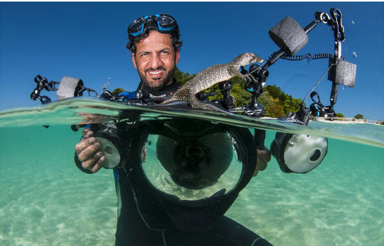 আবু-বিন-তালাথ দুবাইয়ের উপকূলীয় অঞ্চলে বেড়ে উঠেছেন। বর্তমানে তিনি সামুদ্রিক বিচিত্র প্রাণীর জীবন যাপন নিয়ে চলচ্চিত্র নির্মাণ করছেন। পাশাপাশি এসব প্রাণীর ফটোগ্রাফীও করছেন। ছবি : বিবিসি