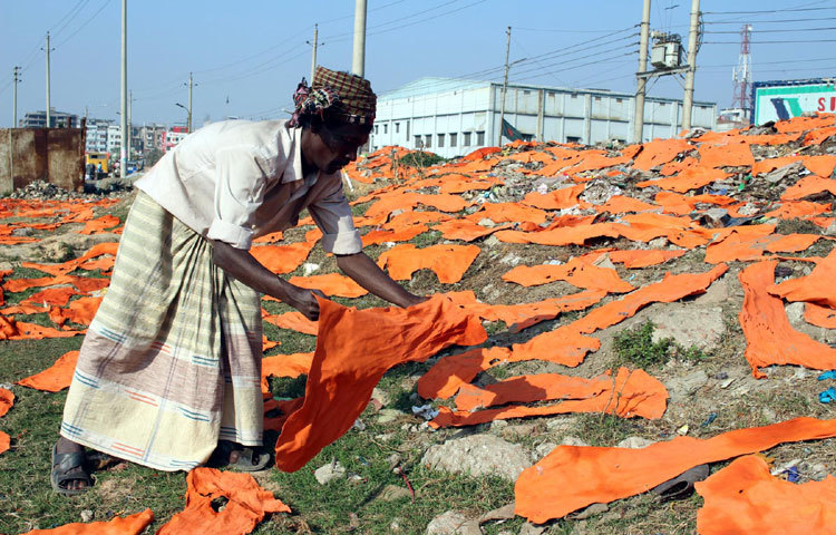 রাজধানীর হাজারীবাগের চামড়া শিল্প। অপরিকল্পিতভাবে গড়ে ওঠা এই শিল্পের দূষণ জনস্বাস্থ্যের জন্য হুমকি হয়ে দাঁড়িয়েছে। ছবি : বিপ্লব দিক্ষিৎ