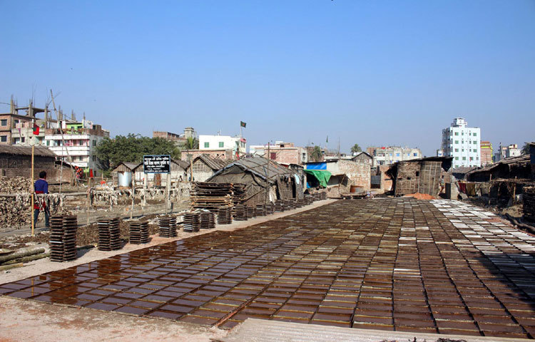 রাজধানীর হাজারীবাগের চামড়া শিল্প। অপরিকল্পিতভাবে গড়ে ওঠা এই শিল্পের দূষণ জনস্বাস্থ্যের জন্য হুমকি হয়ে দাঁড়িয়েছে। ছবি : বিপ্লব দিক্ষিৎ