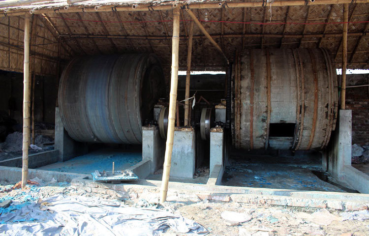 রাজধানীর হাজারীবাগের চামড়া শিল্প। অপরিকল্পিতভাবে গড়ে ওঠা এই শিল্পের দূষণ জনস্বাস্থ্যের জন্য হুমকি হয়ে দাঁড়িয়েছে। ছবি : বিপ্লব দিক্ষিৎ