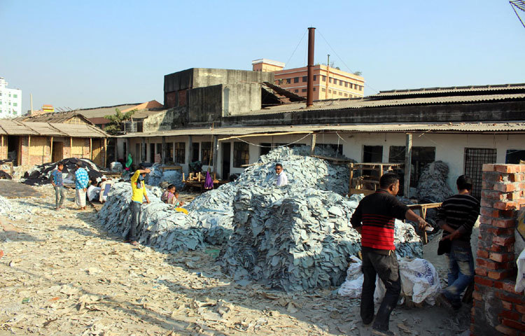 রাজধানীর হাজারীবাগের চামড়া শিল্প। অপরিকল্পিতভাবে গড়ে ওঠা এই শিল্পের দূষণ জনস্বাস্থ্যের জন্য হুমকি হয়ে দাঁড়িয়েছে। ছবি : বিপ্লব দিক্ষিৎ