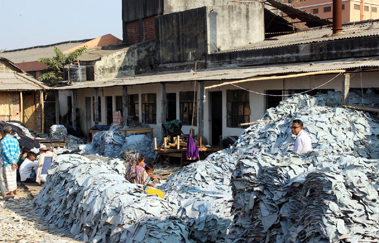 রাজধানীর হাজারীবাগের চামড়া শিল্প। অপরিকল্পিতভাবে গড়ে ওঠা এই শিল্পের দূষণ জনস্বাস্থ্যের জন্য হুমকি হয়ে দাঁড়িয়েছে। ছবি : বিপ্লব দিক্ষিৎ
