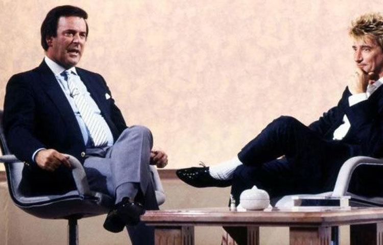 একটি টেলিভিশন অনুষ্ঠানে সাক্ষাৎকার নিচ্ছেন টেরি উগার। ছবি : বিবিস নিউজ