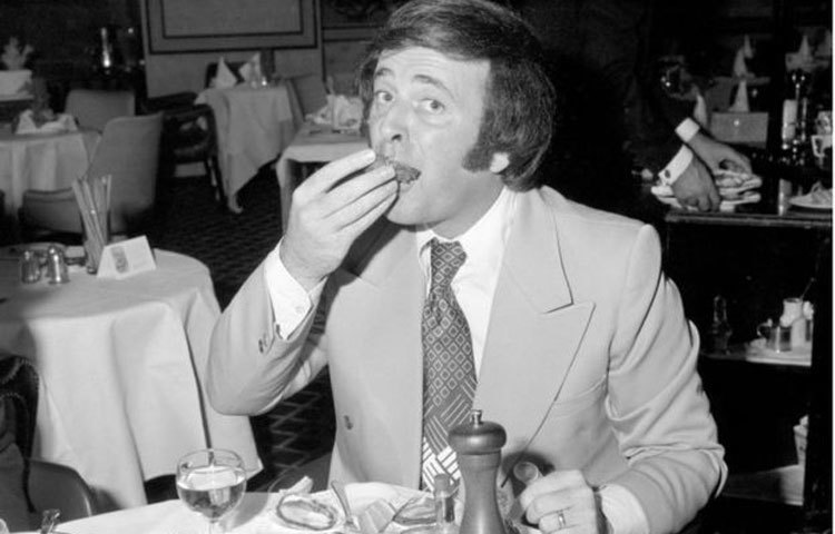 ভোজিন রসিক টেরি উগান। খাবার গ্রহণকালে তিনি পৃথিবীর সব কিছু ভুলে যেতেন। ছবি : বিবিসি নিউজ