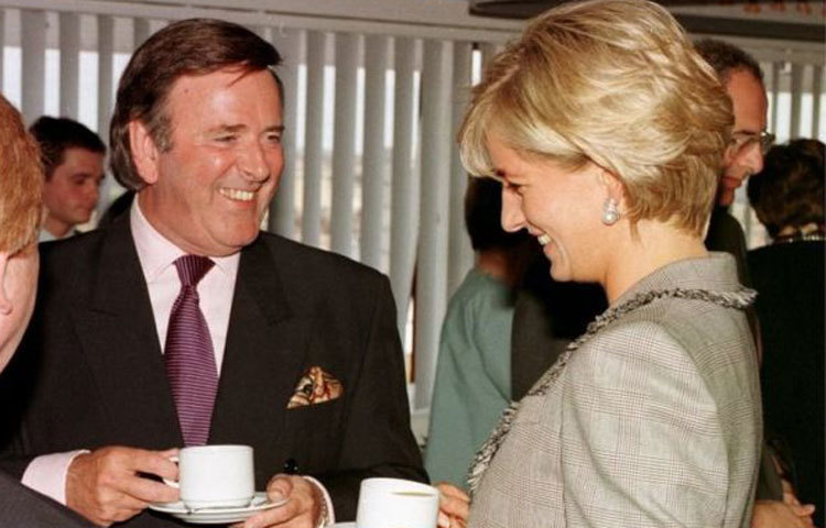 প্রিন্সেস ডায়নার&nbsp; সঙ্গে একটি অনুুষ্ঠানে চা পান করছেন। তারা দুজনে ভক্তদের কাছে এখন কেবই ছবি। ছবি : বিবিসি নিউজ