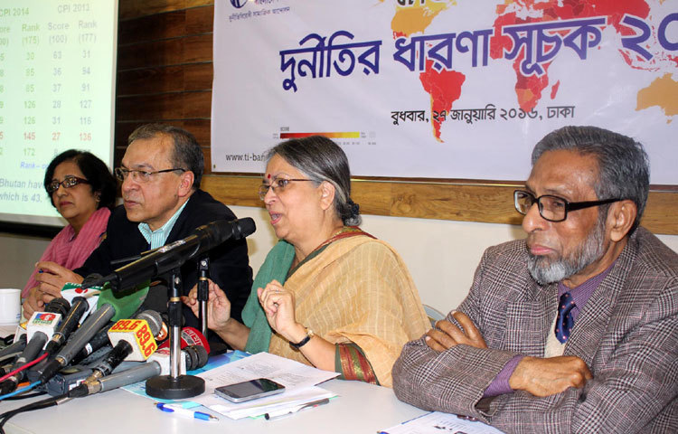 টিআইবির সংবাদ সম্মেলনে বক্তব্য রাখছেন সুলতানা কামাল। ছবি : বিপ্লব দিক্ষিৎ