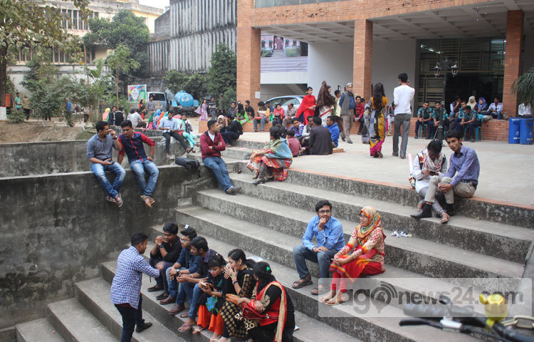 বইমেলায় এসে বাংলা একাডেমির পুকুরের সিঁড়িতে বসে যে যার মত করে প্রাণখুলে আড্ডা দিচ্ছে। ছবি: বিপ্লব দিক্ষিৎ&nbsp;দিক্ষিৎ