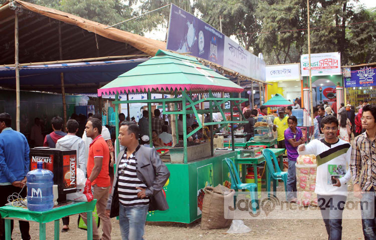 &nbsp;খাবারের দোকানগুলোতেও ভীড় বাড়তে শুরু করেছে। ছবি: বিপ্লব দিক্ষিৎ