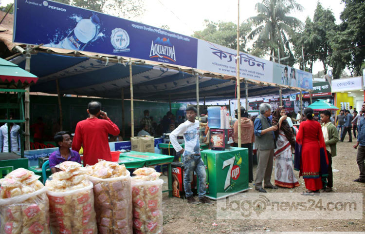 &nbsp;খাবারের দোকানগুলোতে ভীড় বাড়তে শুরু করেছে। ছবি: বিপ্লব দিক্ষিৎ