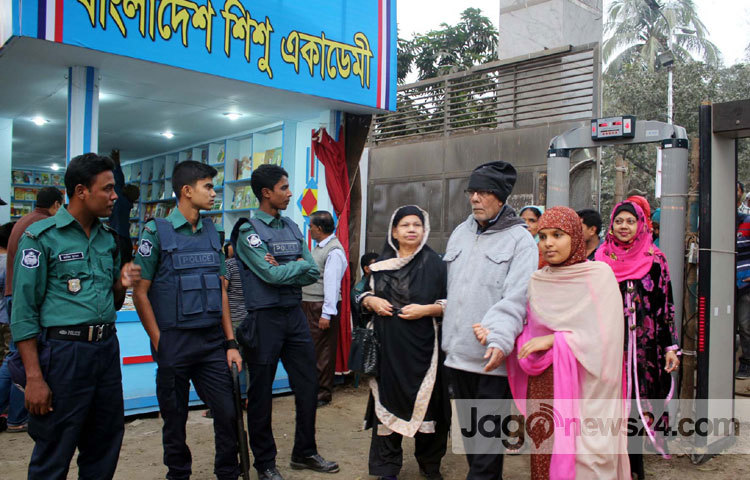 নিরাপত্তার চাদরে ঢাকা পুরো বইমেলা প্রাঙ্গন। ছবি: বিপ্লব দিক্ষিৎ