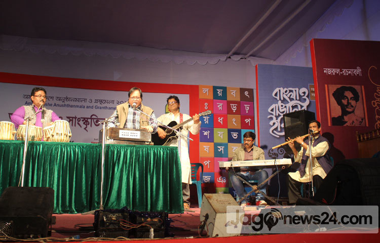 বইমেলায় বরাবরের মত প্রতিদিন চলছে সাংস্কৃতিক নানা অনুষ্ঠান। বিপ্লব দিক্ষিৎ