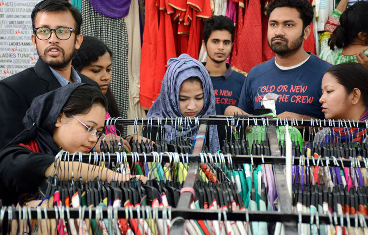 বাণিজ্যমেলায় এক জোট হয়ে খুঁজছেন পছন্দের পোষাক।ছবি: বিপ্লবি দিক্ষিৎ