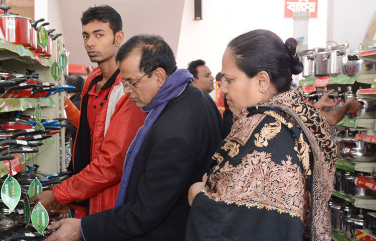 তৈজসপত্র কেনাকাট পর্ব।ছবি: বিপ্লবি দিক্ষিৎ