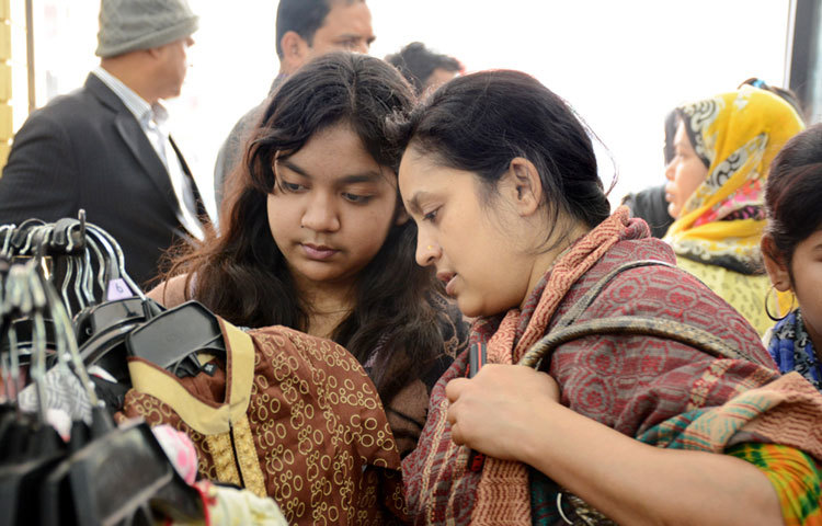 এই বুঝি মিলেছে কাঙ্খিত পোষাকটি।ছবি: বিপ্লবি দিক্ষিৎ