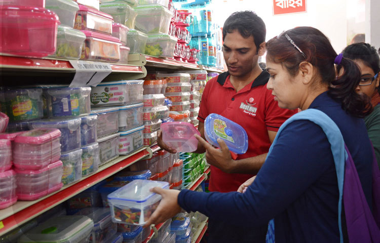 তৈজসপত্র কেনাকাট পর্ব।ছবি: বিপ্লবি দিক্ষিৎ