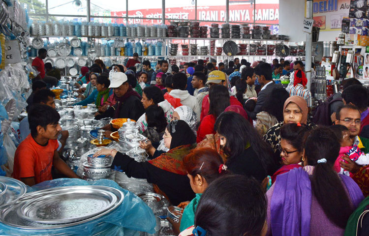 তৈজসপত্র কেনাকাট পর্ব।ছবি: বিপ্লবি দিক্ষিৎ