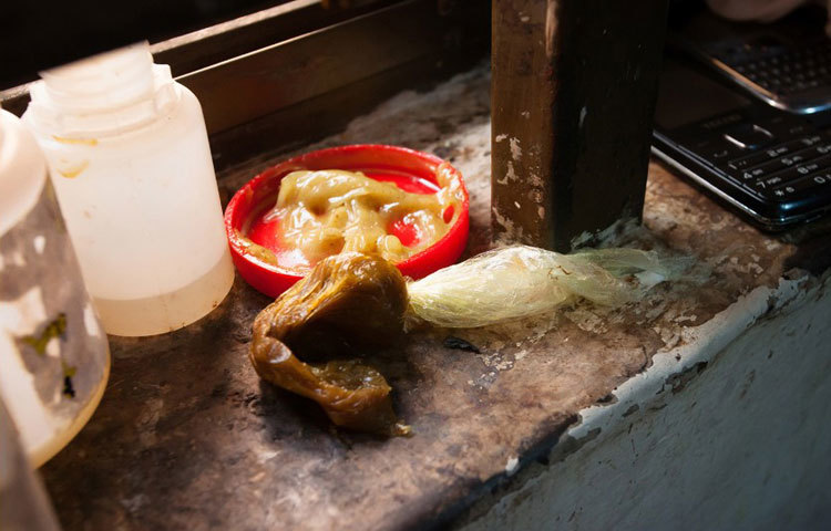 উগান্ডার রাজধানী কাম্পালার একটি বিউটি পার্লারে দেশীয় পদ্ধতিতে তৈরি রূপ চর্চার প্রসাধনী।