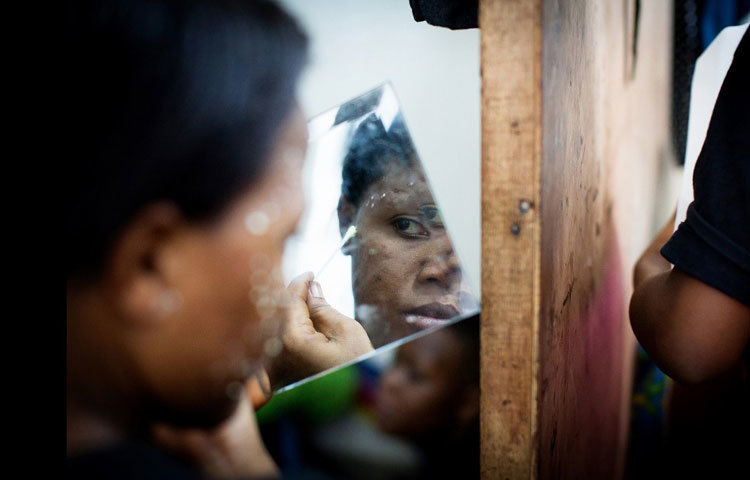 নিজগৃহে রূপ চর্চায় নিমগ্ন আফ্রিকান দেশ উগান্ডার এক সৌন্দর্য সচেতন তরুণী। ছবি : সিএনএন