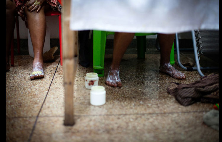 উগান্ডার রাজধানী কাম্পালার একটি বিউটি পার্লারে চলছে ত্বক পরিচর্যার কাজ। ছবি : সিএনএন