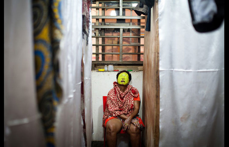 সম্পূর্ণ দেশীয় পদ্ধতিতে তৈরি এক ধরণের ক্রিম দিয়ে ফেসিয়াল করছেন এক স্থুলদেহী তরুণী। ছবি : সিএনএন