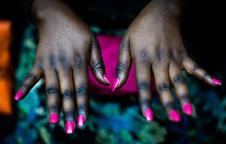 কৃষ্ণবর্ণের এক তরুণী বিউটি পার্লারে গিয়ে তার হাতকে মনের মাধুরী মিশিয়ে সাজিয়েছেন। ছবি : সিএনএন