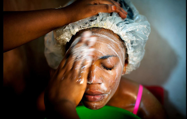 রাজধানী কাম্পালার একটি বিউটি পার্লারে তরুণীদের রূপ চর্চা।