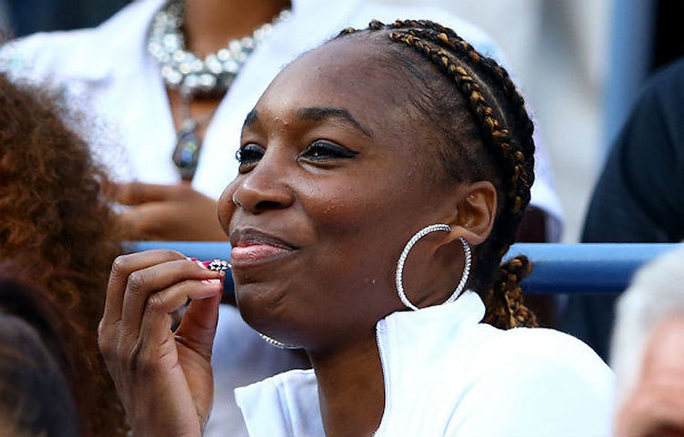 ‘যে রাঁধে, সে চুলও বাঁধে’ বাঙ্গালি ললনাদের মত এক কথাটি হয়তো খ্যাতিমান মার্কিন টেনিস তারকা ভেনিস উইলিয়ামসের ক্ষেত্রেও শতভাগ সত্য। তিনি খেলাধুলার পাশাপাশি অত্যন্ত ফ্যাশন সচেতন। সময় পেলেই তিনি ফুলেল আয়োজনে তার চুলকে সাজান।