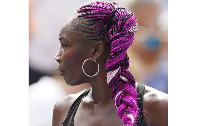 &lsquo;যে রাঁধে, সে চুলও বাঁধে&rsquo; বাঙ্গালি ললনাদের মত এক কথাটি হয়তো খ্যাতিমান মার্কিন টেনিস তারকা ভেনিস উইলিয়ামসের ক্ষেত্রেও শতভাগ সত্য। তিনি খেলাধুলার পাশাপাশি অত্যন্ত ফ্যাশন সচেতন। সময় পেলেই তিনি ফুলেল আয়োজনে তার চুলকে সাজান।