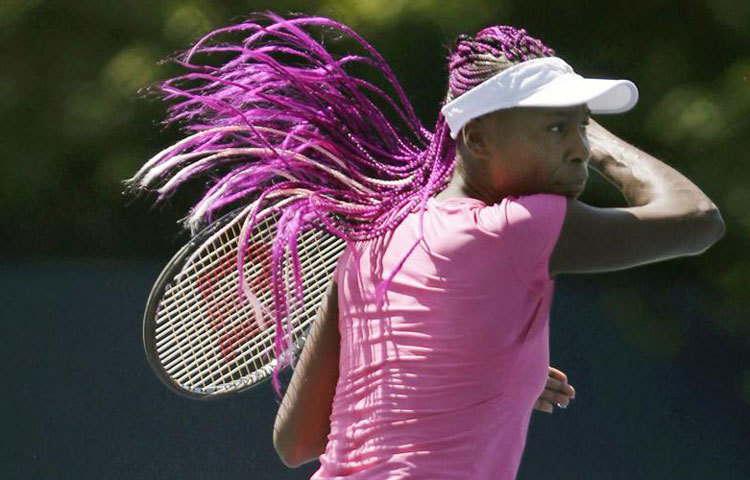 &lsquo;যে রাঁধে, সে চুলও বাঁধে&rsquo; বাঙ্গালি ললনাদের মত এক কথাটি হয়তো খ্যাতিমান মার্কিন টেনিস তারকা ভেনিস উইলিয়ামসের ক্ষেত্রেও শতভাগ সত্য। তিনি খেলাধুলার পাশাপাশি অত্যন্ত ফ্যাশন সচেতন। সময় পেলেই তিনি ফুলেল আয়োজনে তার চুলকে সাজান।