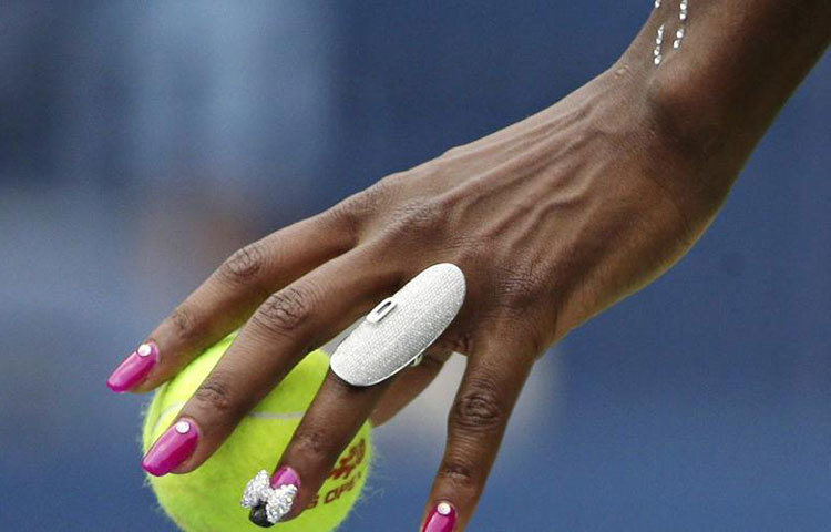 বর্ণিল আবহে হাতের নখকে নেইল পলিশে রাঙিয়ে তোলেন ৩৫ বছর বয়সী টেনিস তারকা ভেনাস উইলিয়ামস।