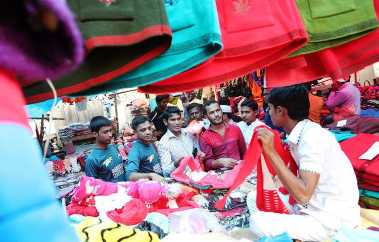 কনকনে শীতে জবুথবু জনপথ ও প্রকৃতি। সবাই শীতকে জয় করার প্রয়াসে ব্যস্ত। ছবি : বিপ্লব দিক্ষিৎ