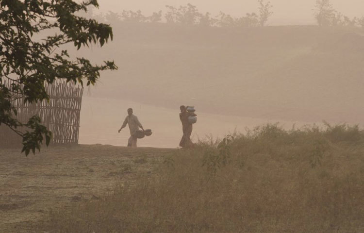 কলসি কাখে ঘাটে যায় গায়ের বধু। ছবি : বিপ্লব দিক্ষিৎ