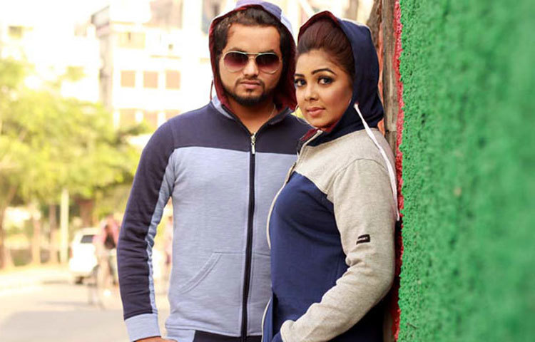 শীতের পোষাকের সঙ্গে কান টুপির প্রচন বেড়েছে।