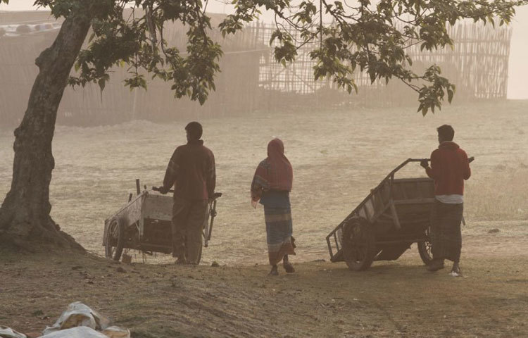 গাঁয়ের পথে পথে। ছবি : বিপ্লব দিক্ষিৎ
