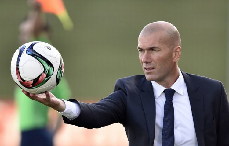 জিনেদাইন জিদান : বিশ্বের অন্যতম কিংবদন্তী ফুটবলরার জিনেদাইন জিদান ১৯৭২ সালে ফ্রান্সে জন্মগ্রহণ করেন। তিনি রিয়েল মাদ্রিদের হয়ে খেলে খ্যাতি লাভ করেন।