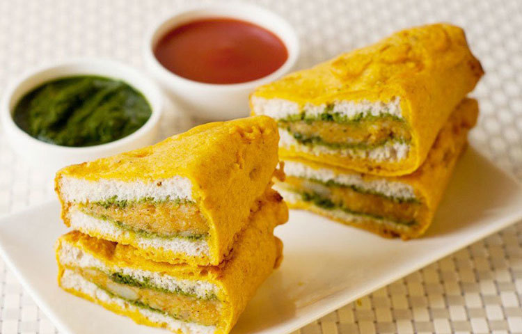 ব্রেড পাকোড়া : সেদ্ধ আলুর সঙ্গে গাজর সেদ্ধ মিশিয়ে অল্প তেলে হাল্কা করে ভেজে নিন। দুই পিস পাউরুটির ভেতরে এগুলো পুরে দিয়ে ডুব তেলে ভেজে ব্রেড পাকোড়া তৈরি করা যায়। এই বর্ষায় টমেটো সস, ধনেপাতা বা পুদিনার চাটনি দিয়ে খেতে এটি বড়ই মজার।