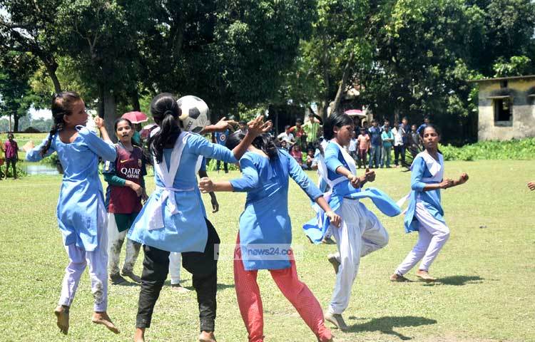 দুই দলের মধ্যে হাড্ডাহাড্ডি লড়াই চলছে। এই লড়াই দেখে দর্শকরা আনন্দে ফেটে পড়ছেন। ছবি : মাহবুব আলম।