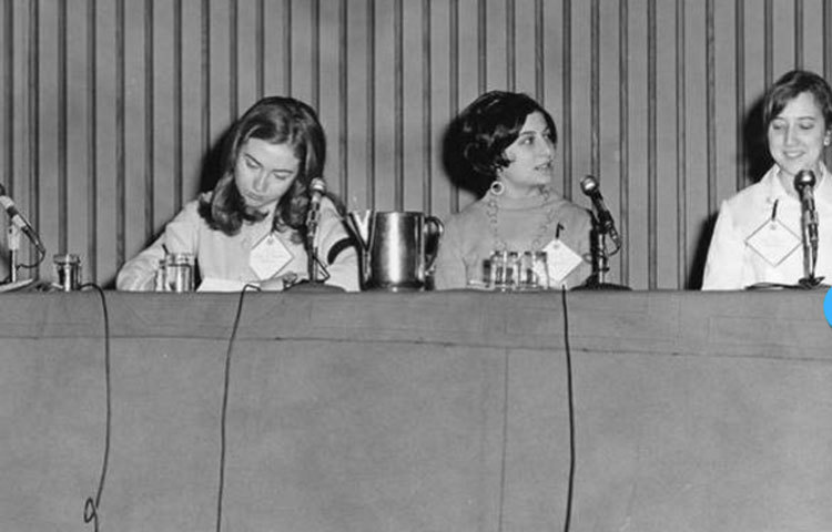 ওয়েলেসলি কলেজের একটি অনুষ্ঠানে অংশগ্রহণ করছেন হিলারি ক্লিনটন।