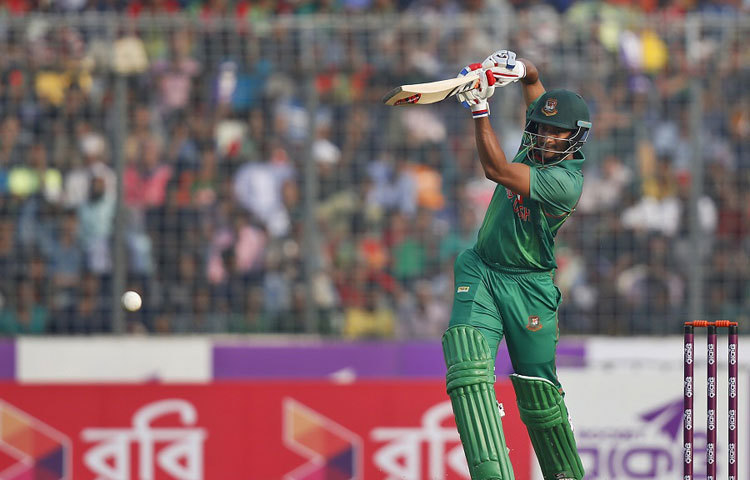 সাকিব আল হাসান মাত্র ১৭ রান করে আউট হয়ে সাজ ঘরে ফিরেছেন।