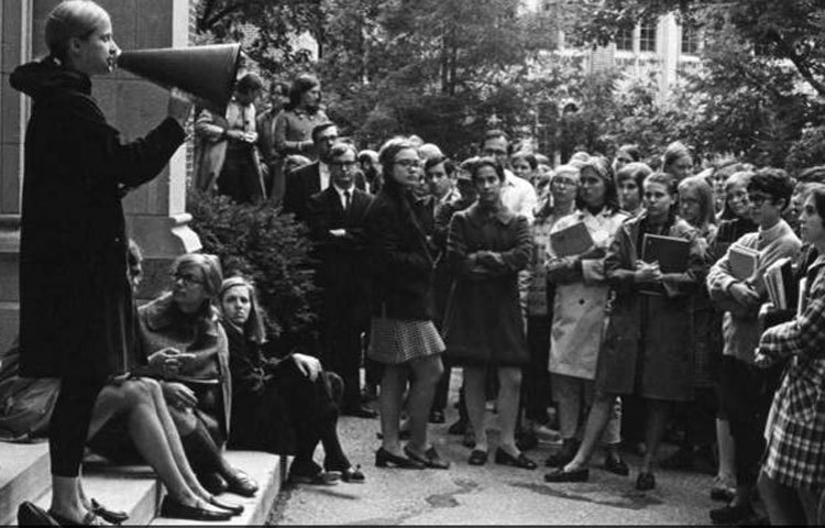 ওয়েলেসলি কলেজের এক ছাত্র আন্দোলনে নেতৃত্ব দিচ্ছেন হিলারি।