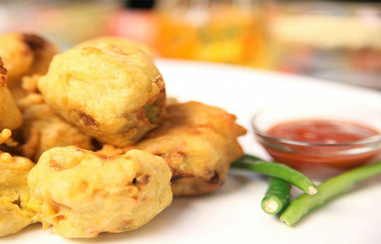 ফুলুরি : ছোলার ডালের বেসন পানিতে গুলে পেস্ট বানিয়ে রাখুন। সঙ্গে অনুপাত মত লবণ, বেকিং সোডা ও মরিচেরগুঁড়ো মিশিয়ে নিন। এবার তেল গরম করে তাতে এই মিশ্রণ ভেজে তুলে নিন। এবার বাসার সবার মাঝে পরিবেশন করুন।