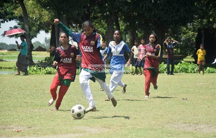 এই ফুটবল ম্যাচ চলাকালে দুই স্কুলের শিক্ষকবৃন্দ ও স্থানীয় গণ্যমান্য ব্যক্তিরা উপস্থিত ছিলন। ছবি : মাহবুব আলম।