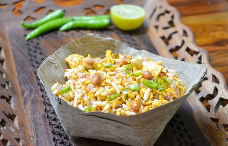 ঝালমুড়ি : এই বর্ষার বিকেলে আড্ডা-আসরের সব থেকে প্রিয় খাদ্য হচ্ছে ঝালমুড়ি। তেল, কাঁচা মরিচ, ধনেপাতা, চানাচুর সব মিলিয়ে খুব সহজে ঝালমুড়ি তৈরি করা যায়।